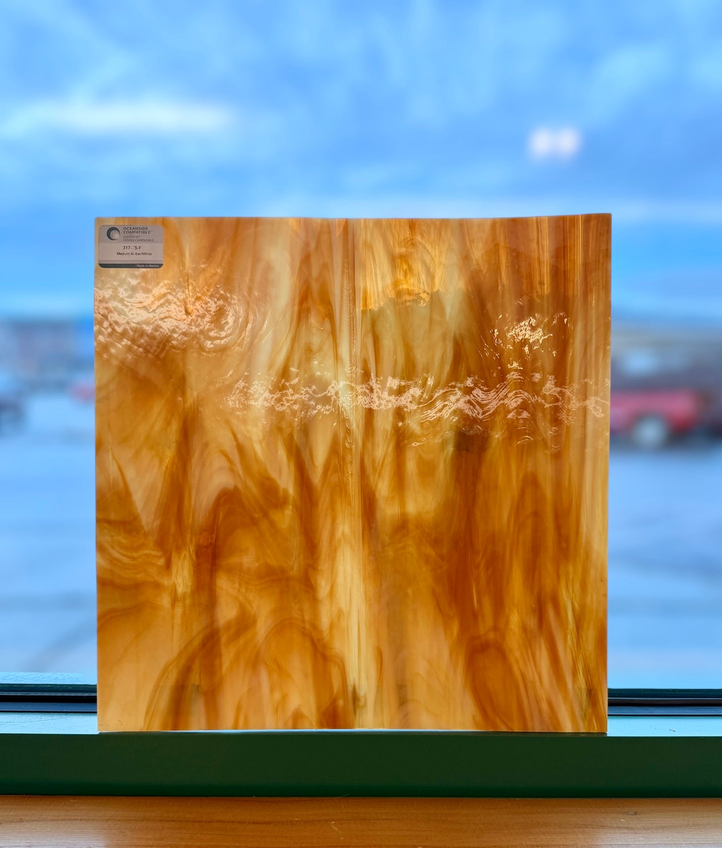 Medium Amber/White